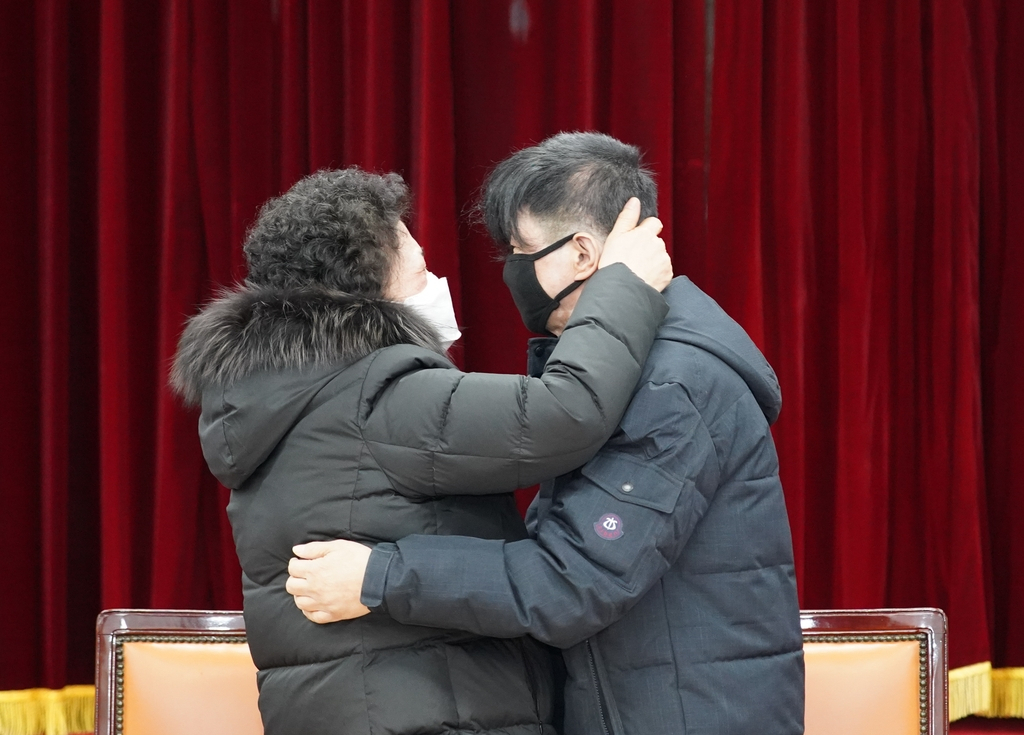 44년 만에 만난 어머니 이씨와 아들 김씨[영광경찰서 제공]