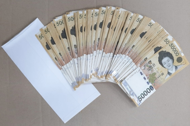 광양읍사무소에 기부된 600만원 현금. [광양시 제공]