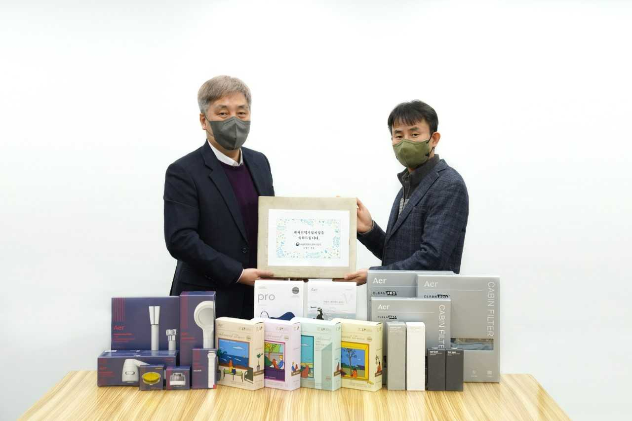 (왼쪽부터)김영신 서울지방중소벤처기업청 청장이 지난 18일 서울 강남구에 있는 씨앤투스성진 서울사무소에서 벤처천억기업 트로피 수여식에서 조성욱 씨앤투스성진 본부장이에게 트로피를 전달하고 있다.[씨앤투스성진 제공]