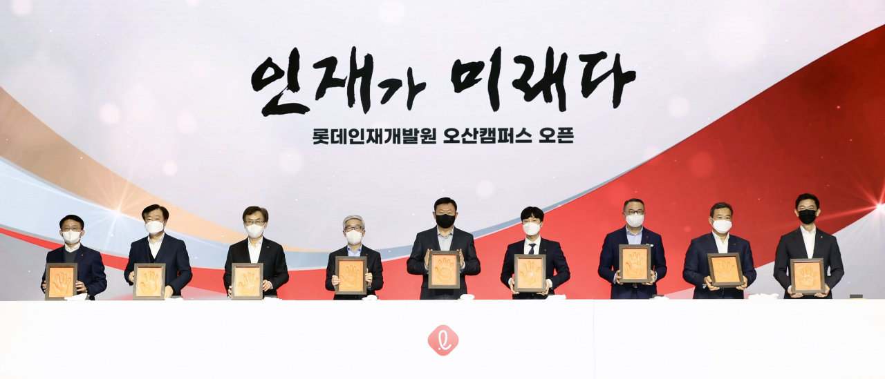 롯데는 20일 롯데인재개발원 오산캠퍼스(경기도 오산시) 개원 행사를 진행했다. 왼쪽부터 하석주 롯데건설 대표이사, 이영구 롯데 식품군 총괄대표, 김교현 롯데 화학군 총괄대표, 송용덕 롯데지주 대표이사, 신동빈 롯데 회장, 백주환 캐논코리아 사원(신입사원 대표), 이동우 롯데지주 대표이사, 김상현 롯데 유통군 총괄대표, 안세진 롯데 호텔군 총괄대표.[롯데 제공]
