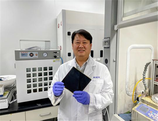 김동석 박사가 대면적 페로브스카이트 태양전지 모듈을 들어보이고 있다.[한국에너지기술연구원 제공]