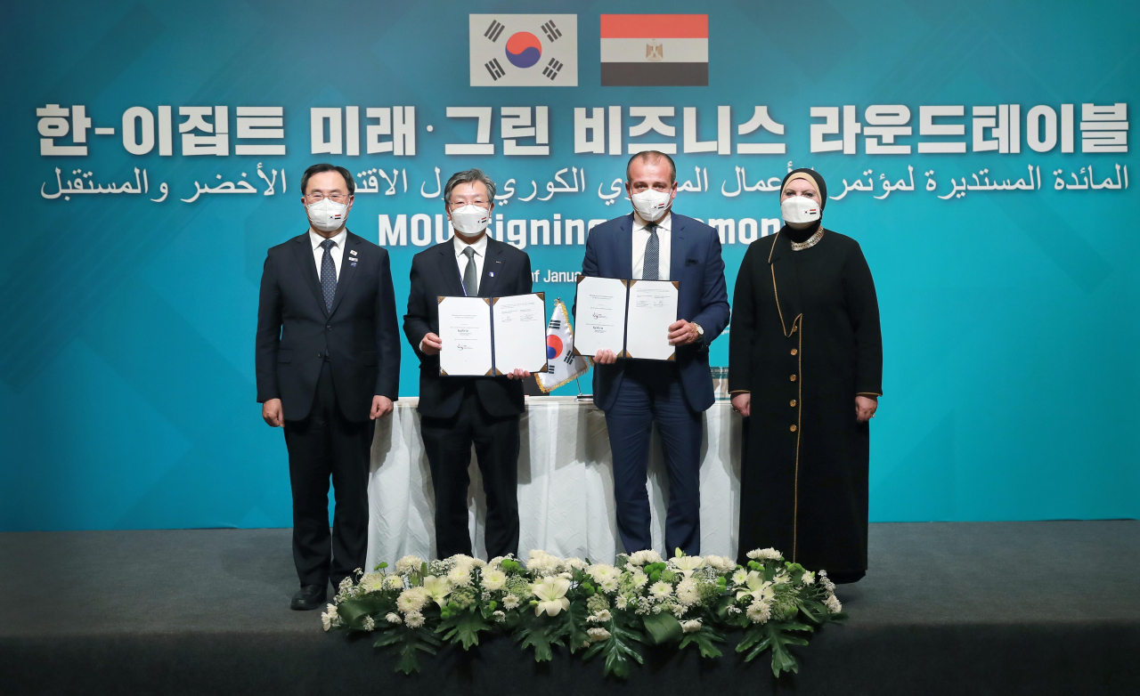 문승욱(왼쪽 첫번째) 산업통상자원부 장관이 20일(현지시간) 이집트 카이로 포시즌스호텔에서 진행된 ‘한-이집트 미래·그린 비즈니스 라운드테이블’에서 기념촬영을 하고 있다. [산업통상자원부 제공]
