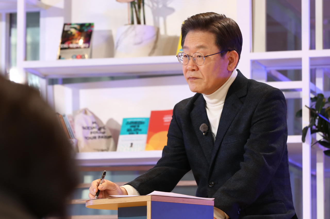 이재명 더불어민주당 대선후보가 20일 오후 서울 성동구 KT&G상상플래닛 커넥트홀에서 '대전환의 시대, 세계 5강으로 가는 길'을 주제로 열린 화상 대담에서 짐 로저스의 발언을 듣고 있다. [연합]