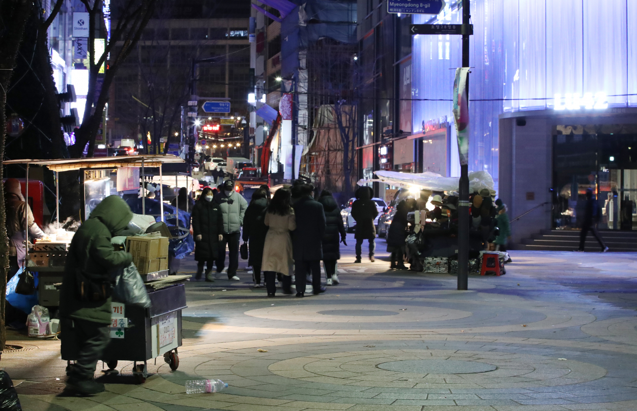 불 꺼진 명동의 모습. 대부분의 상점이 문을 닫아 한산한 모습이다. [연합]