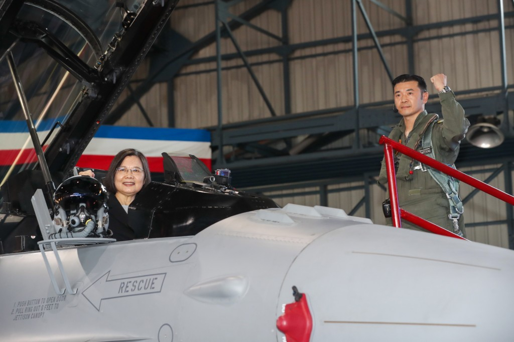 로이터 통신은 대만이 최근 F-16 전투기의 조기 인도를 요청함에 따라 조 바이든 미국 행정부가 가능한 방안을 검토 중이라고 익명을 요구한 미 당국자를 인용해 20일(현지시간) 보도했다. 사진은 차이잉원(蔡英文, 왼쪽) 지난해 11월 대만 총통이 최신형 F-16V 전투기 조종석에 앉아 포즈를 취하고 있는 모습. [대만 중앙통신사]