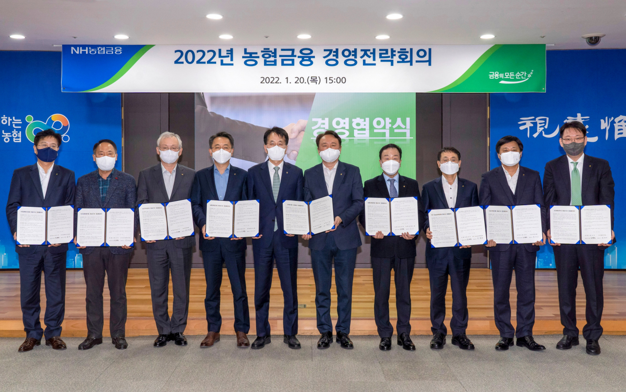 손병환 농협금융지주 회장과 계열사 대표들이 서울 중구 소재 본사에서 ‘2022 신년 경영전략회의’를 개최했다. 왼쪽부터 NH농협리츠운용 서철수 대표이사, NH농협캐피탈 박태선 대표이사, NH투자증권 정영채 대표이사, NH농협생명 김인태 대표이사, NH농협금융지주 손병환 회장, NH농협은행 권준학 은행장, NH농협손해보험 최문섭 대표이사, NH-아문디자산운용 박학주 대표이사, NH저축은행 최광수 대표이사, NH벤처투자 강성빈 대표이사