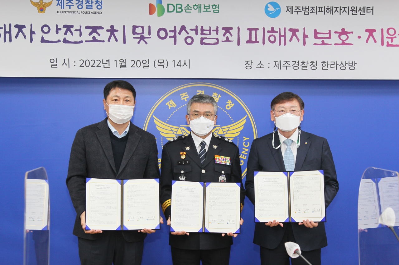 고영주 DB손해보험 부사장(오른쪽부터)과 고기철 제주경찰청장, 강신보 제주범죄피해자보호센터 이사장이 20일 협약서에 서명한뒤 기념촬영을 하고 있다.