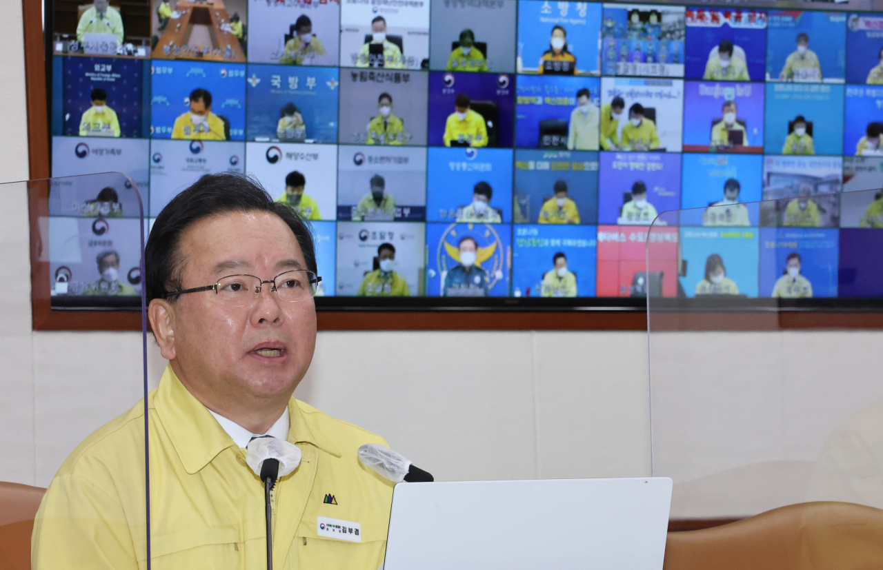 김부겸 국무총리가 21일 정부서울청사에서 열린 코로나19 대응 중앙재난안전대책본부 회의를 주재하고 있다. [연합]