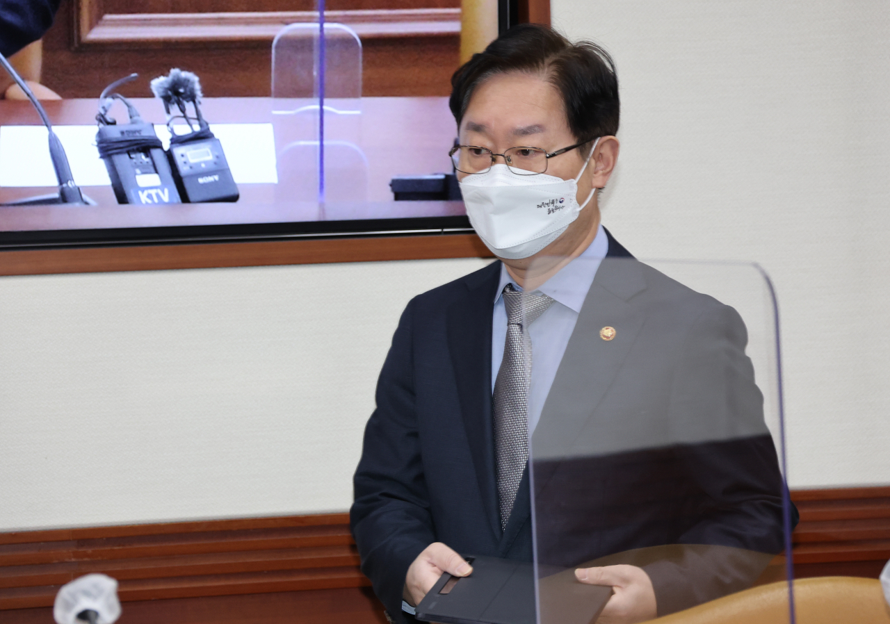 박범계 법무부 장관이 지난 20일 정부서울청사에서 열린 국정현안점검조정회의에 참석하고 있다. [연합]