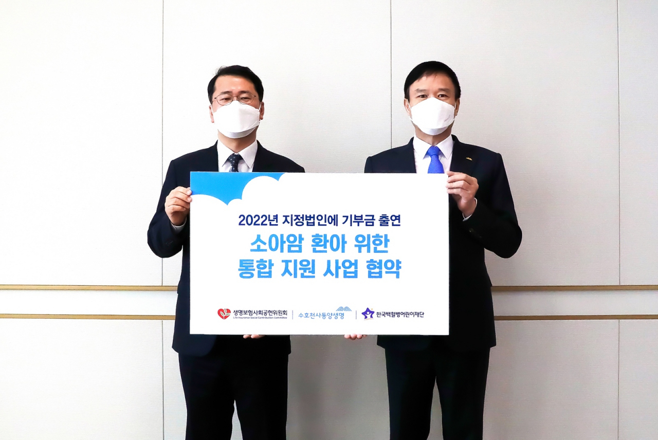 [사진=뤄젠룽 동양생명 대표이사(오른쪽)와 서선원 한국백혈병어린이재단 사무총장(왼쪽)이 지난 20일 사회공헌사업 업무 협약식을 체결하고 기념 촬영을 하고 있다.]