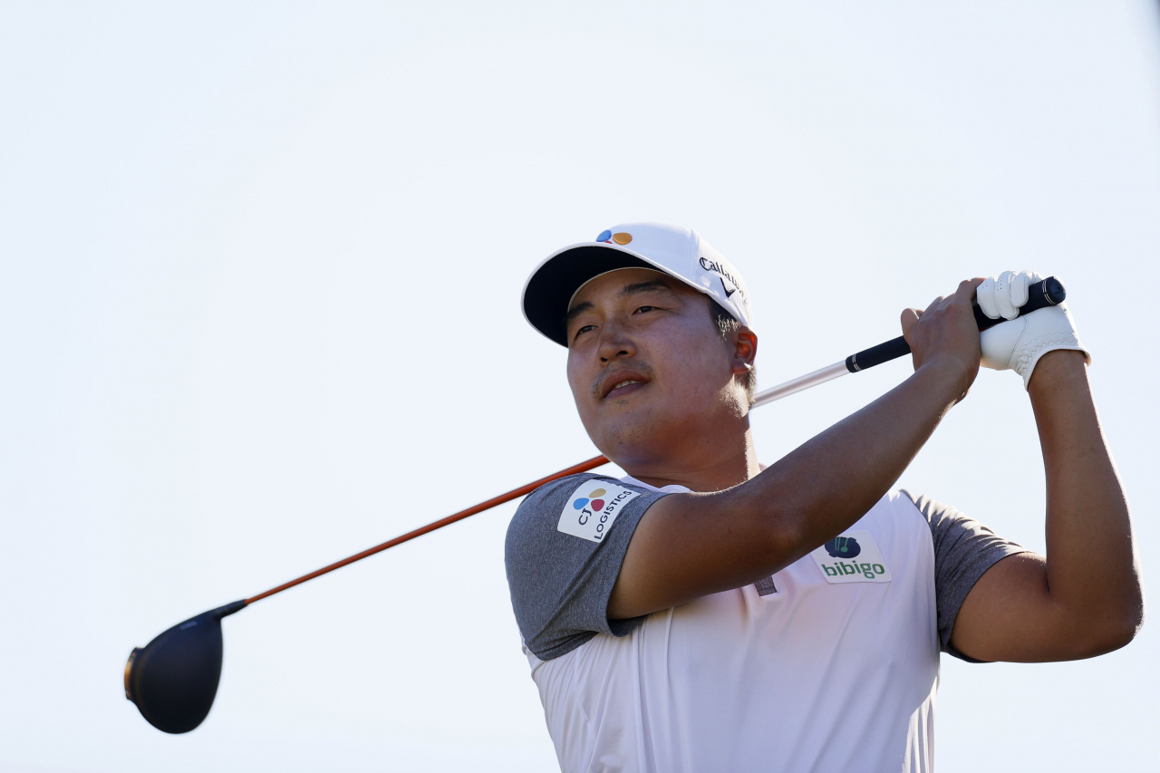 이경훈이 21일(한국시간) PGA 투어 아메리칸 익스프레스 1라운드 2번홀서 샷을 하고 있다. [AFP]