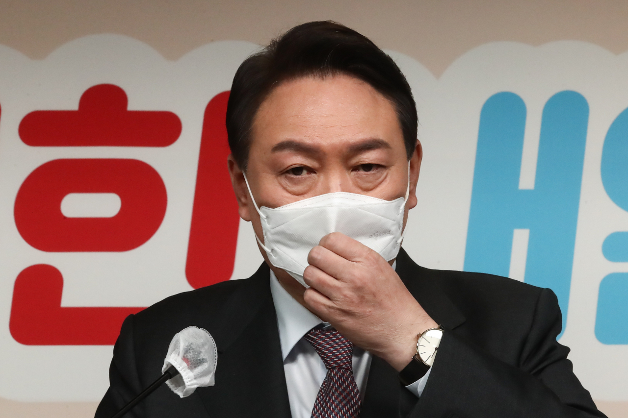 윤석열 국민의힘 대선 후보가 20일 오전 서울 여의도 당사에서 '내게 힘이 되는 세 가지(연말정산·반려동물·양육지원) 생활 공약'을 발표한 뒤 취재진의 질문에 답하며 마스크를 고쳐 쓰고 있다. [헤럴드경제=이상섭 기자]