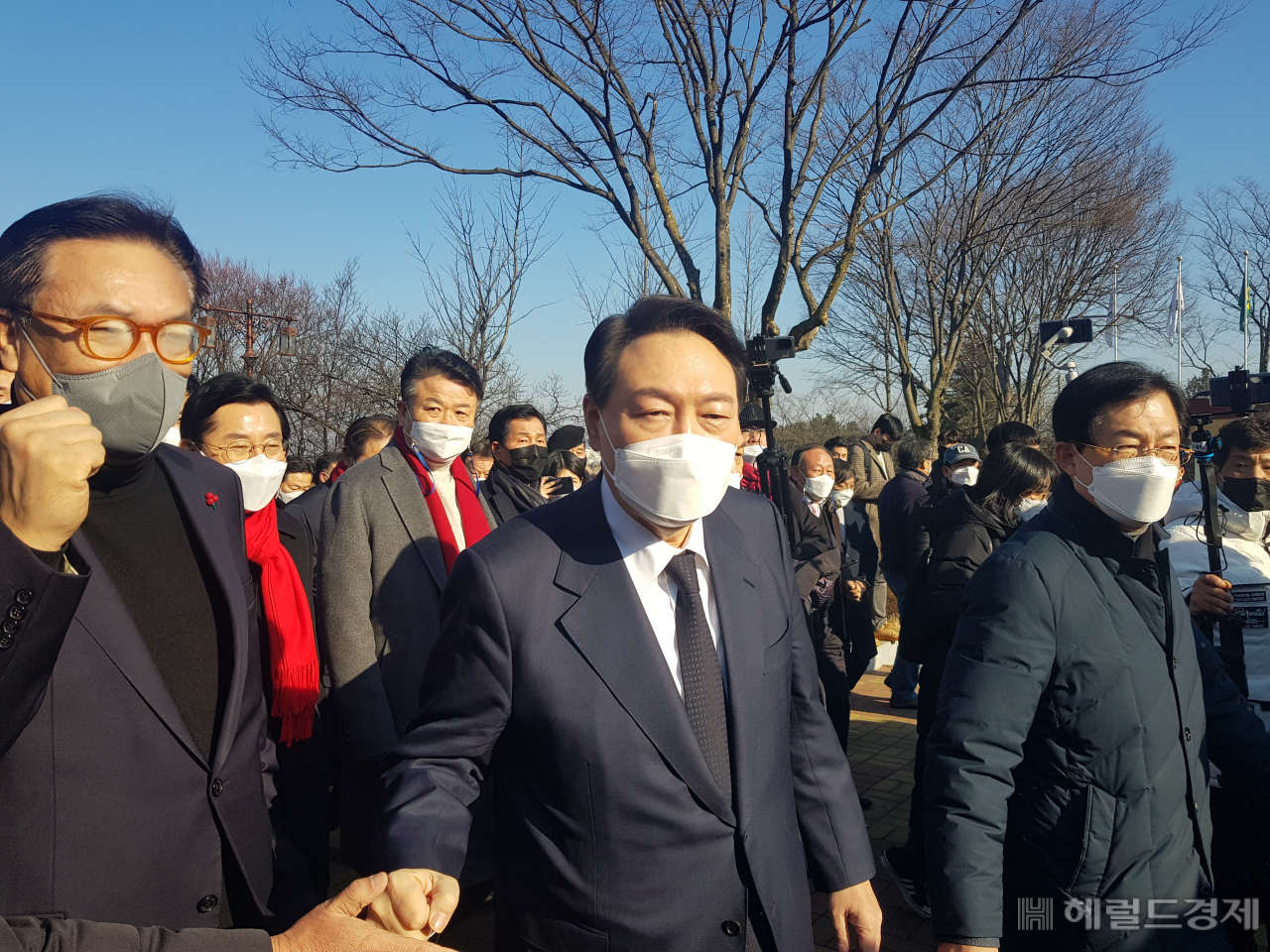 윤석열 국민의힘 대선후보가 21일 충남 천안시 동남구에 위치한 유권순열사기념관을 방문하고 있다. [해럴드경제=이원율 기자]