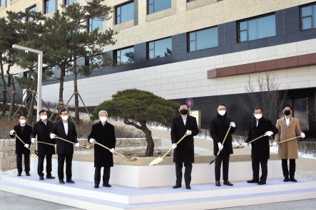 신동빈 롯데그룹 회장이 20일 롯데인재개발원 오산캠퍼스(경기도 오산시)에서 개원 기념식수를 진행했다. 롯데그룹은 이날 개원식 후 상반기 VCM회의를 열고 기업가치 상승을 위한 전략과 과제를 집중 논의했다. 왼쪽부터 하석주 롯데건설 대표이사, 이영구 롯데 식품군 총괄대표, 김교현 롯데 화학군 총괄대표, 송용덕 롯데지주 대표이사, 신동빈 롯데 회장, 이동우 롯데지주 대표이사, 김상현 롯데 유통군 총괄대표, 안세진 롯데 호텔군 총괄대표. [롯데 제공]