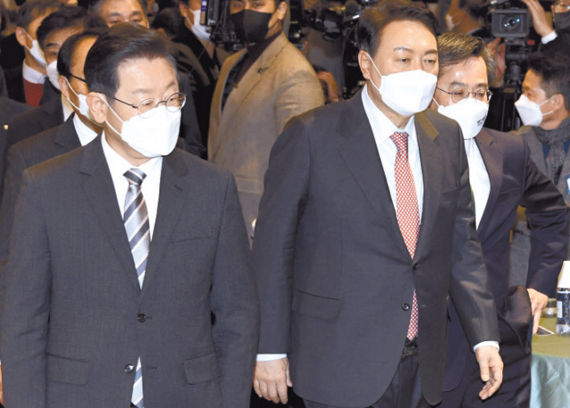 지난 18일 서울 여의도 CCMM 빌딩에서 열린 2022년 소상공인연합회 신년인사회에 참석한 이재명 더불어민주당 대선후보와 윤석열 국민의힘 대선후보. [국회사진기자단]