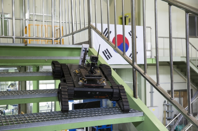 실내 모니터링 로봇 티램이 계단을 올라가며 360도 현장 상황을 촬영하고 있다.[한국원자력연구원 제공]
