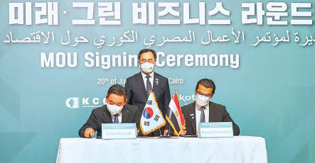 전하용(왼쪽) 두상중공업 EPC 영업담당과 핫산 알람사의 아미르 알람 최고경영자가 문승욱(가운데) 산업통상자원부 장관의 입회 속 에 해수담수화 프로젝트 협력에 대한 양해각서를 체결하고 있다. [두산중공업 제공]