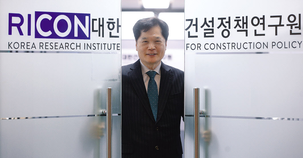 서울 동작구 전문건설회관에서 유병권 대한건설정책연구원장이 본지와 인터뷰를 하고 있다. 이상섭 기자