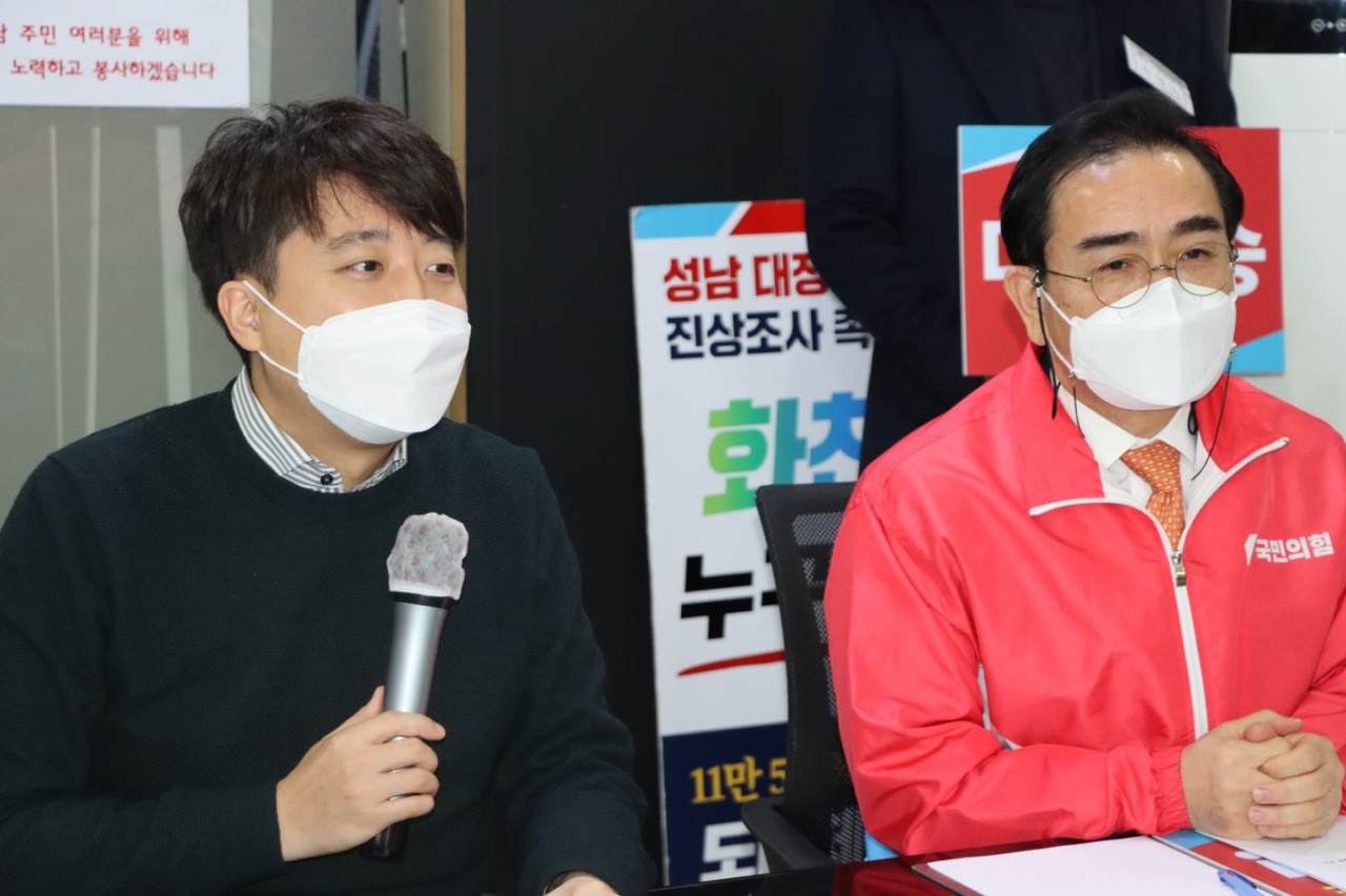 이준석 국민의힘 대표가 21알 오전 태영호 의원의 지역구인 강남갑 당협을 찾아 발언하고 있다. [태영호 의원실 제공]