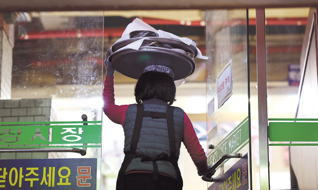 . 사진은 서울 종로구 광장시장에서 음식을 배달하는 모습. [연합]
