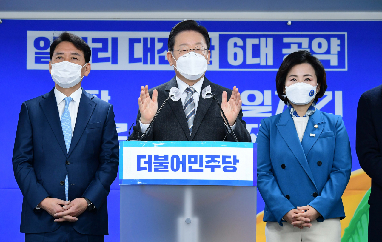 이재명 더불어민주당 대선후보가 18일 서울 여의도 민주당사에서 일자리 대전환 6대 공약을 발표하고 있다. 이상섭 기자