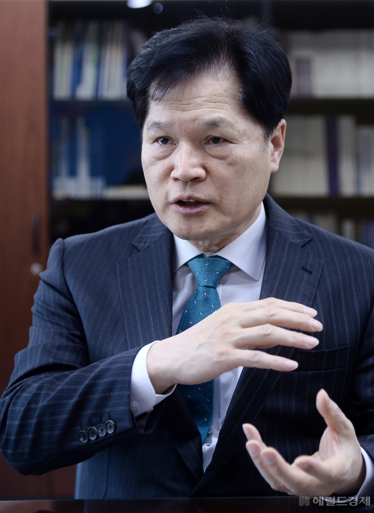 서울 동작구 전문건설회관에서 유병권 대한건설정책연구원장이 본지와 인터뷰를 하고 있다. 이상섭 기자