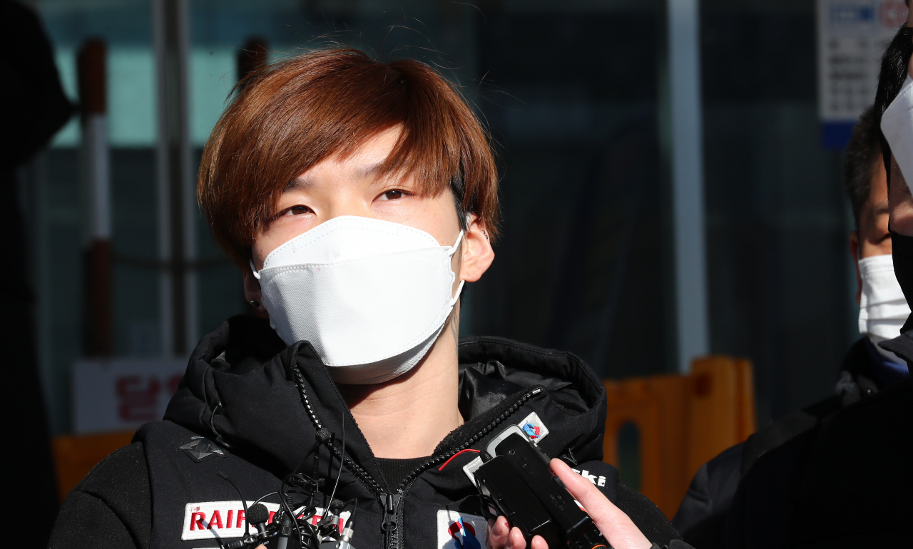 이별을 통보한 여성에게 흉기를 휘둘러 숨지게 한 혐의를 받는 조현진(27)이 21일 오후 충남 천안시 동남구 청당동 천안동남경찰서에서 나와 검찰로 송치되면서 취재진 질문을 받고 있다. [연합]