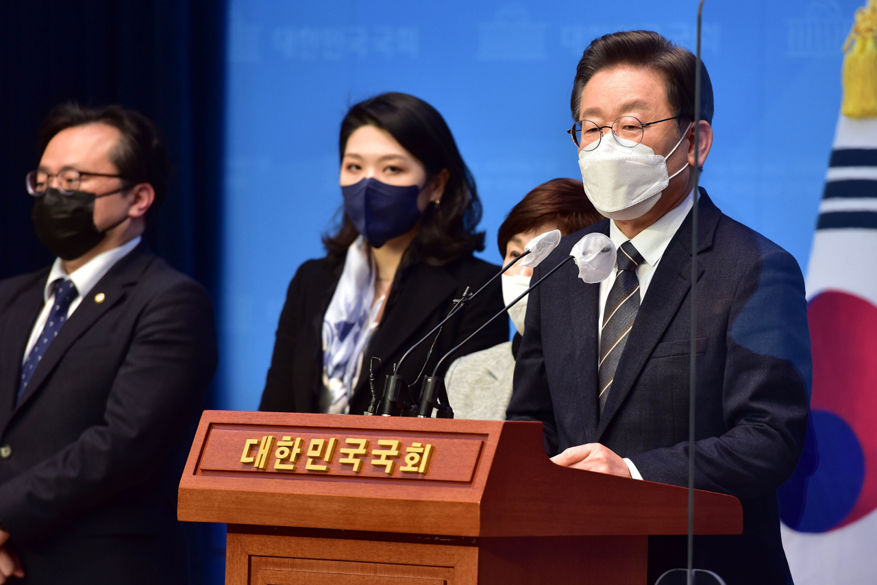 이재명 더불어민주당 대선 후보가 21일 국회 소통관에서 소상공인·자영업자 지원 목적의 추가경정예산 편성 논의를 위한 여야 모든 대선 후보 간 긴급 회동을 제안하는 기자회견을 하고 있다. [연합]