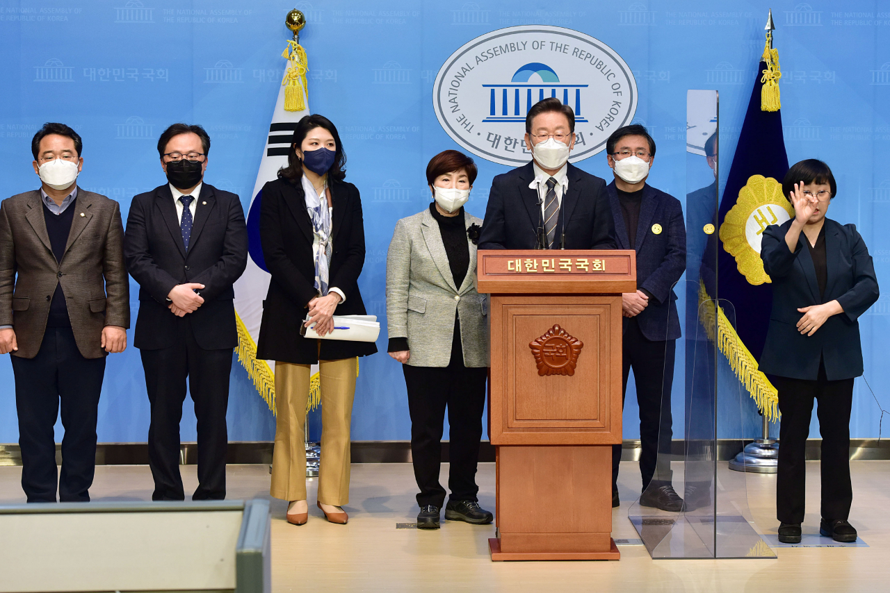 이재명 더불어민주당 대선 후보가 21일 국회 소통관에서 소상공인·자영업자 지원 목적의 추가경정예산 편성 논의를 위한 여야 모든 대선 후보 간 긴급 회동을 제안하는 기자회견을 하고 있다. [연합]