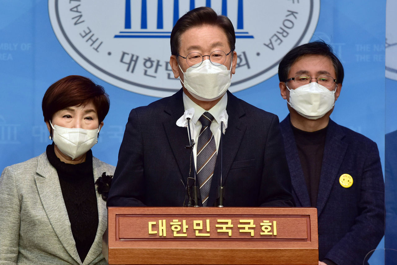 이재명 더불어민주당 대선 후보가 21일 국회 소통관에서 소상공인·자영업자 지원 목적의 추가경정예산 편성 논의를 위한 여야 모든 대선 후보 간 긴급 회동을 제안하는 기자회견을 하고 있다. [연합]