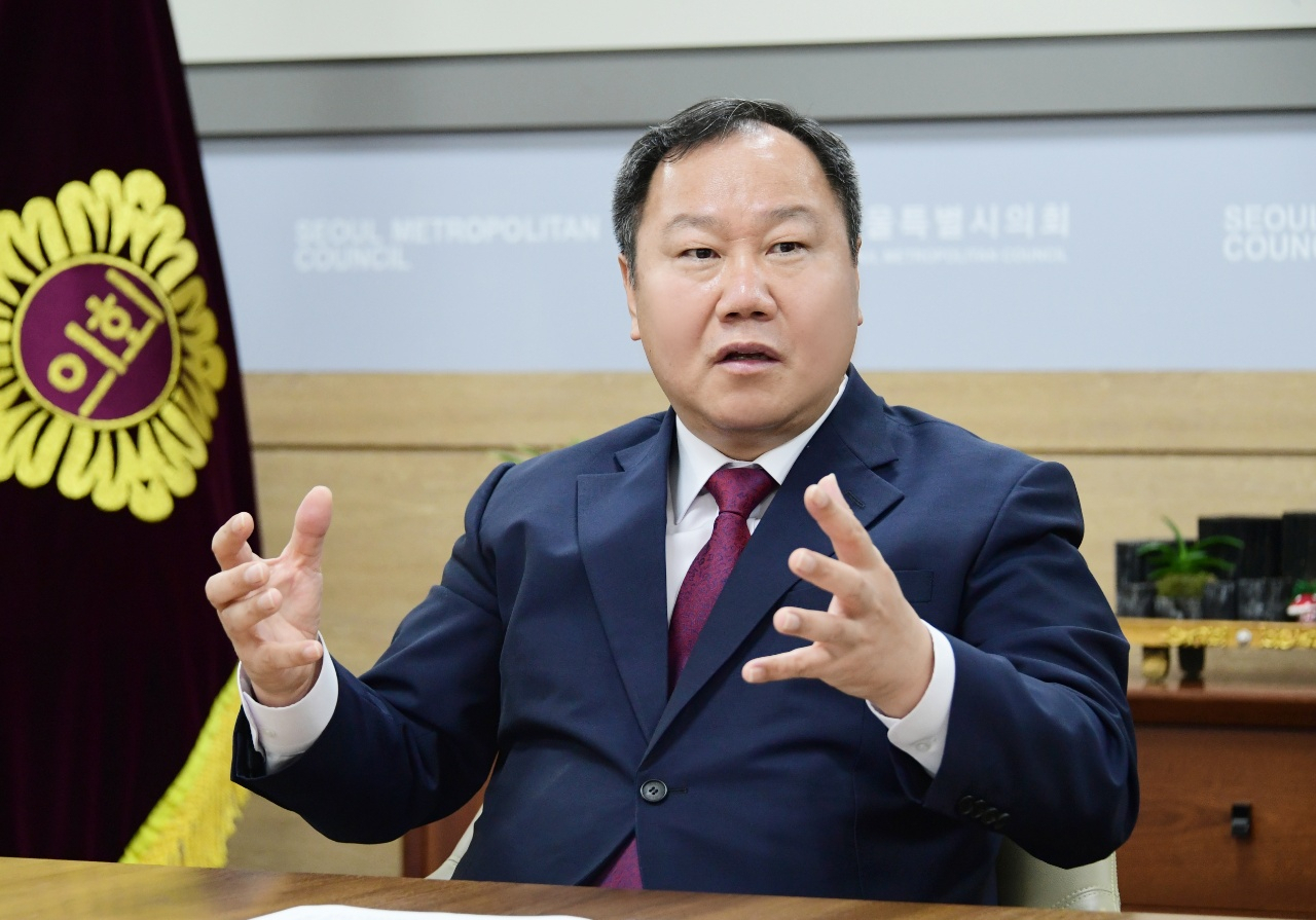 서울시의회의 이례적인 수석전문위원 ‘쪼개기’ 연장 계약으로 내부 갈등이 커지고 있는 가운데 김인호 서울시의회 의장이 인적 쇄신을 이유로 수석전문위원 재공모 방침을 추진하자 기존 수석전문위원들이 반발에 나섰다. [연합]