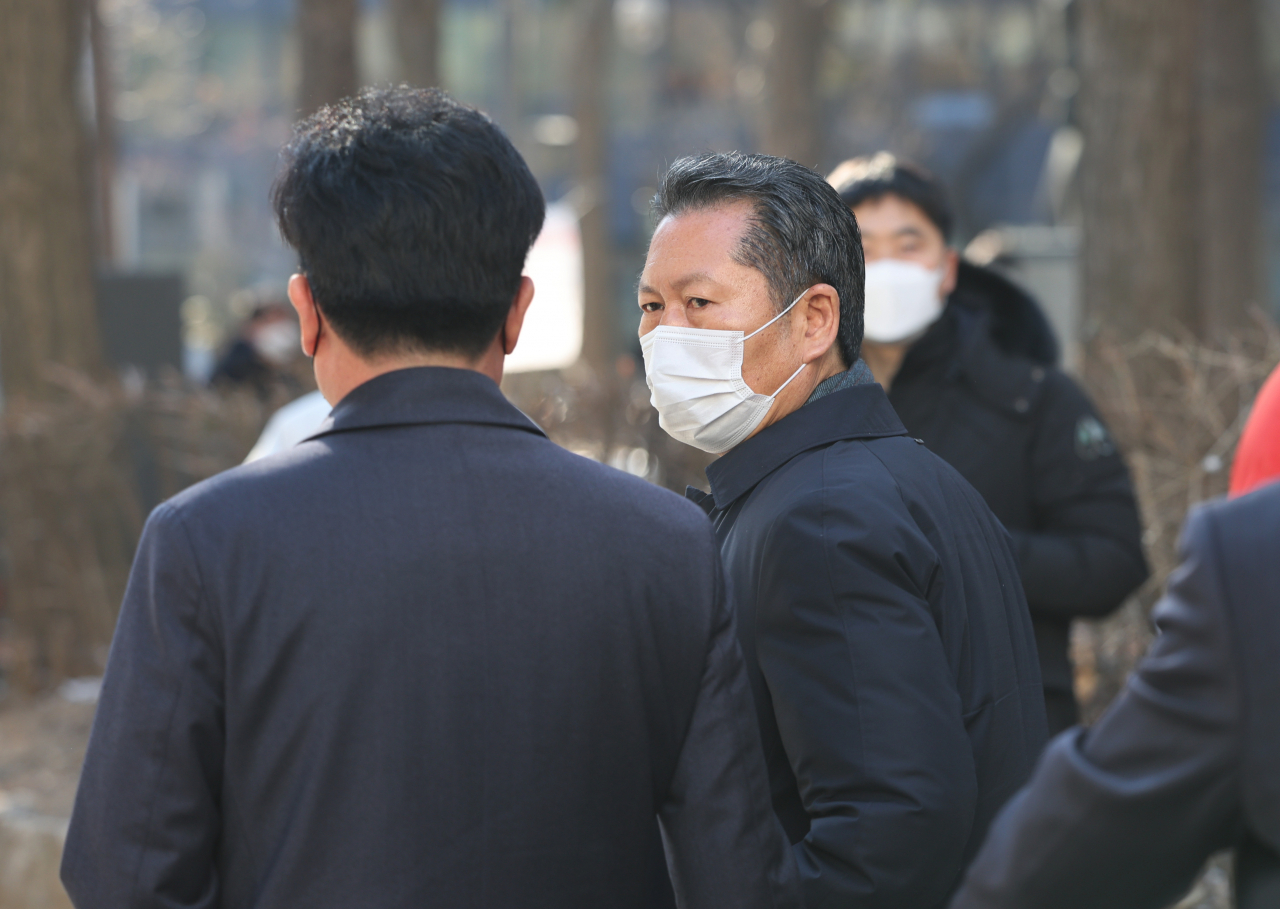 더불어민주당 정청래 의원이 21일 오후 서울 종로구 조계사 후문에서 취재진과 짧은 질의응답을 나눈 뒤 사찰을 떠나고 있다. [연합]