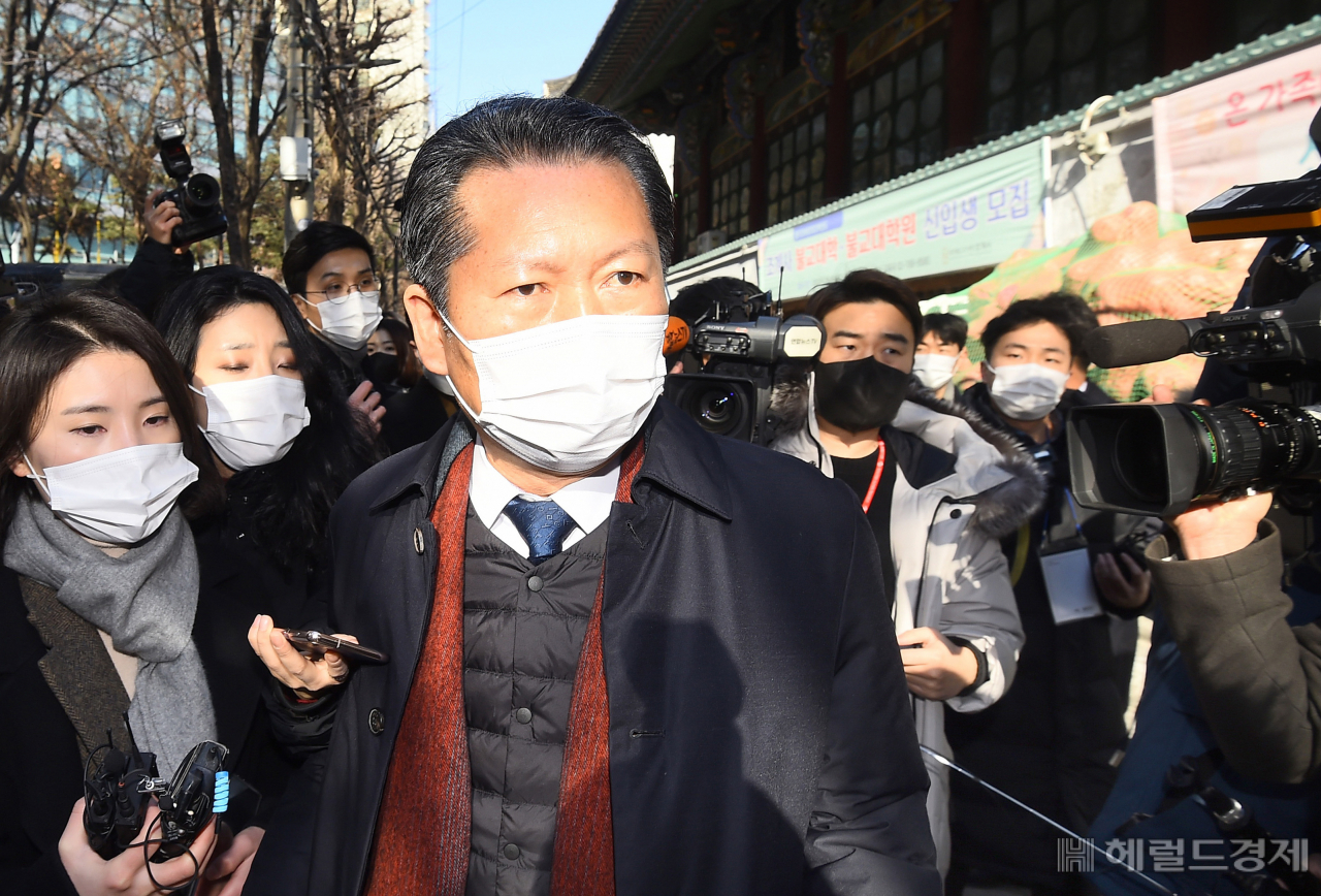 더불어민주당 정청래 의원이 21일 오후 서울 종로구 조계사 후문에서 취재진의 질문에 답하고 있다. 이상섭 기자