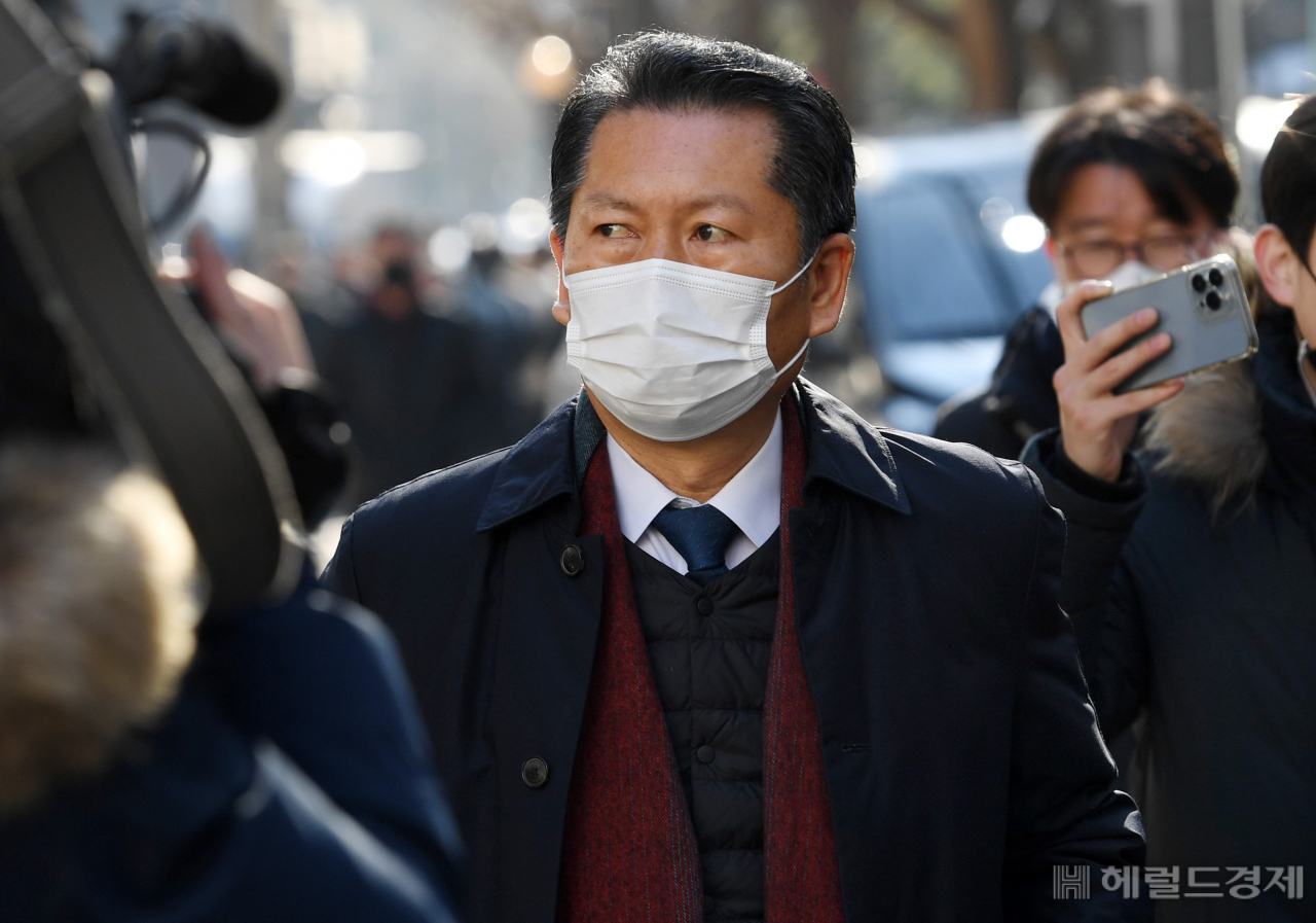 더불어민주당 정청래 의원이 21일 오후 서울 종로구 조계사 후문에서 취재진의 질문에 답하고 있다. 이상섭 기자