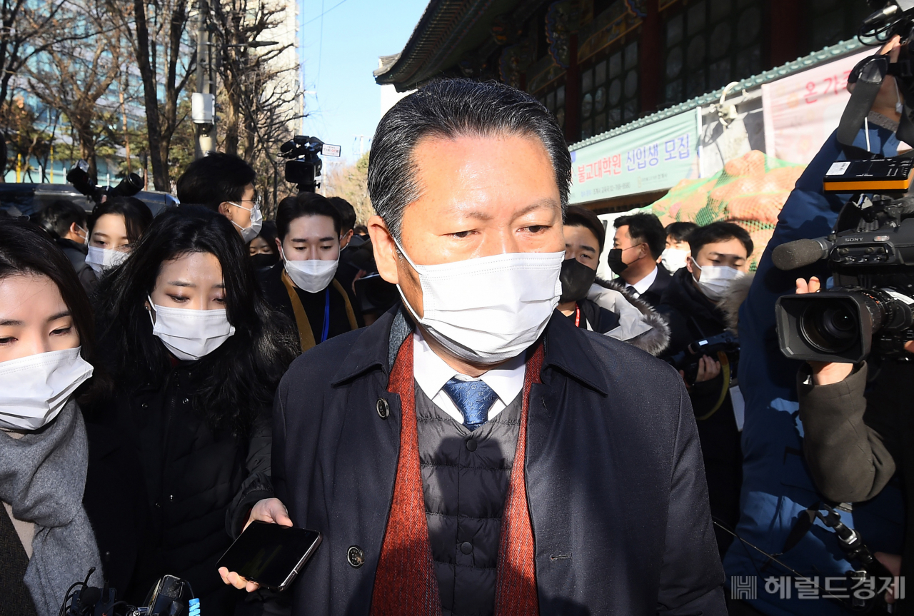 더불어민주당 정청래 의원이 21일 오후 서울 종로구 조계사 후문에서 취재진의 질문에 답하고 있다. 이상섭 기자