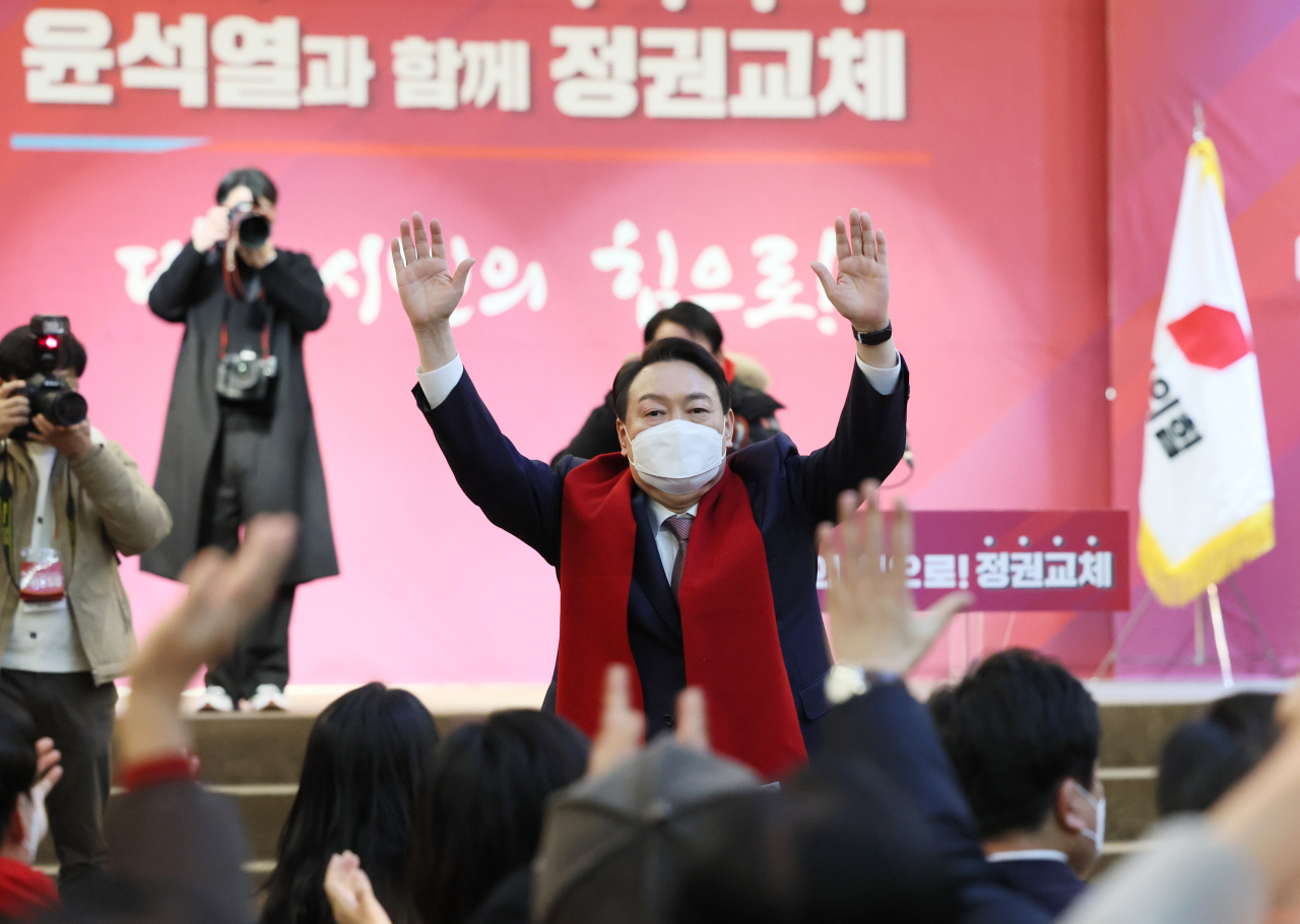 윤석열 국민의힘 대선 후보가 21일 오후 대전 서구 오페라웨딩홀에서 열린 대전 선대위 필승결의대회에 참석하며 지지자들의 환호에 손을 들어 화답하고 있다. [연합]