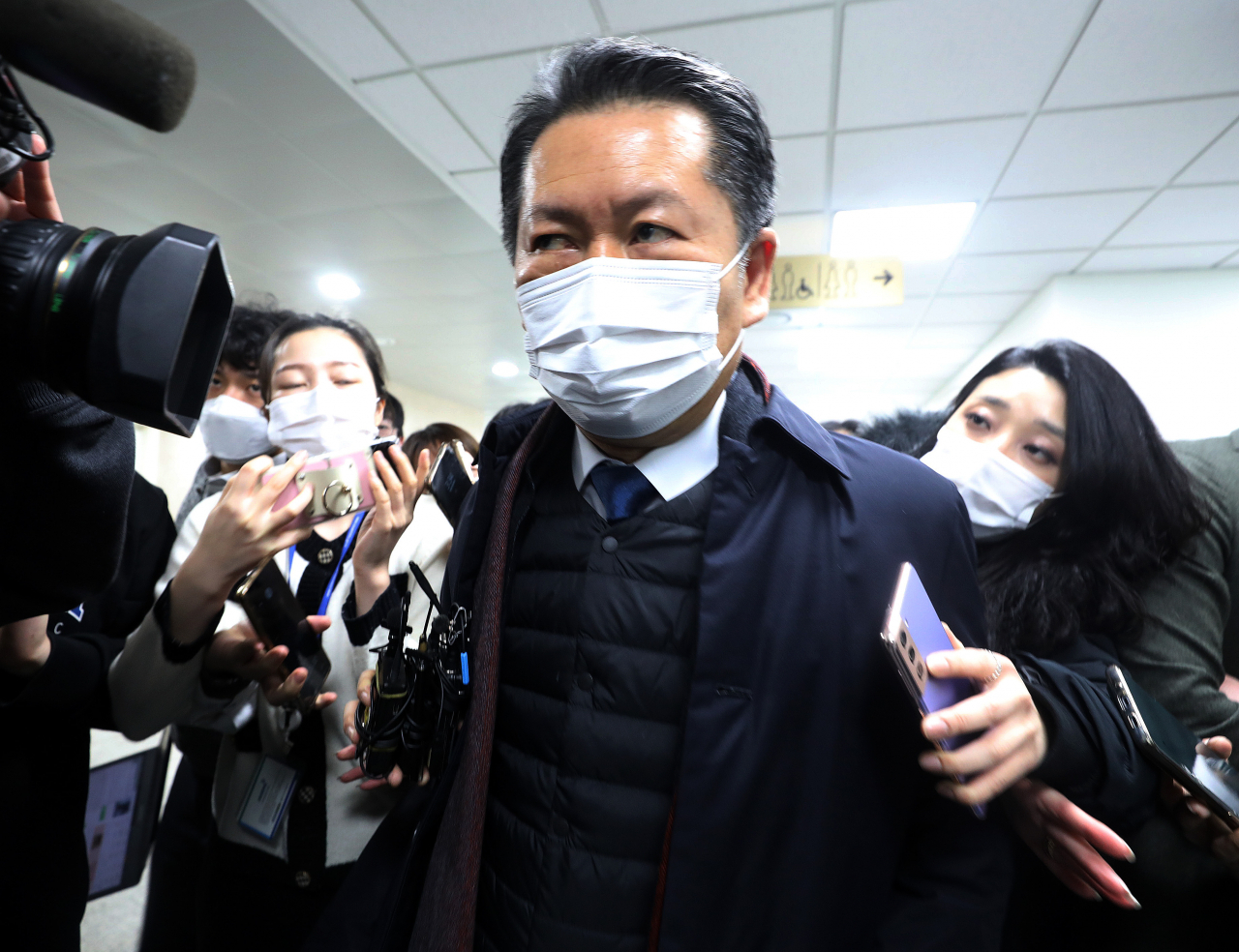 국립공원 내 사찰 문화재 관람료 징수를 두고 '봉이 김선달' 비유 논란을 일으킨 더불어민주당 정청래 의원이 21일 오후 여의도 국회 소통관에서 사과 기자회견을 한 뒤 소통관을 떠나고 있다. [연합]