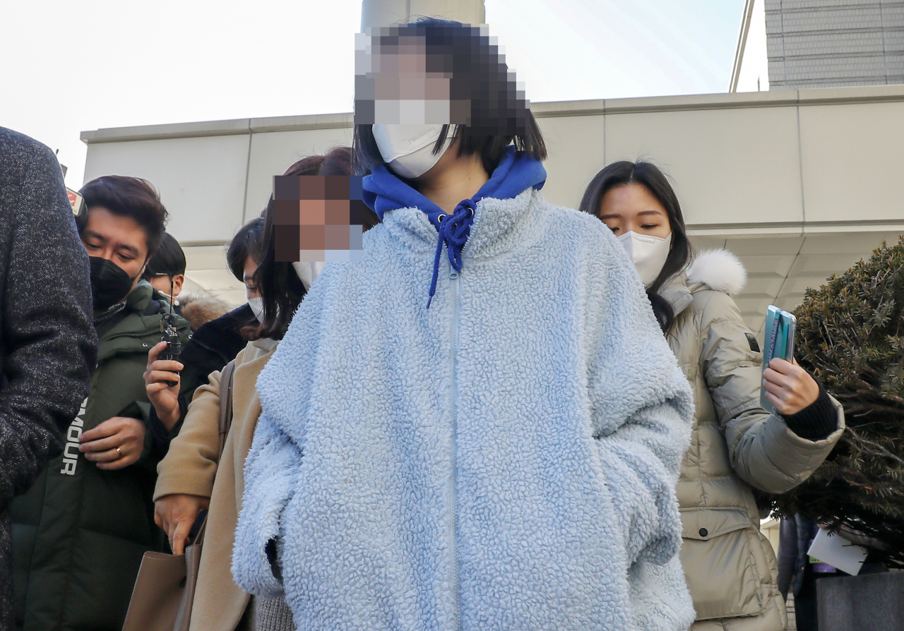 숙명여고 교무부장인 아버지에게서 정답을 받아 시험을 치른 혐의로 재판에 넘겨진 쌍둥이 자매 중 한 명인 현모 양이 21일 오후 서울 서초구 서울중앙지방법원에서 열린 항소심 선고 공판을 마친 뒤 법정을 나서고 있다. [연합]
