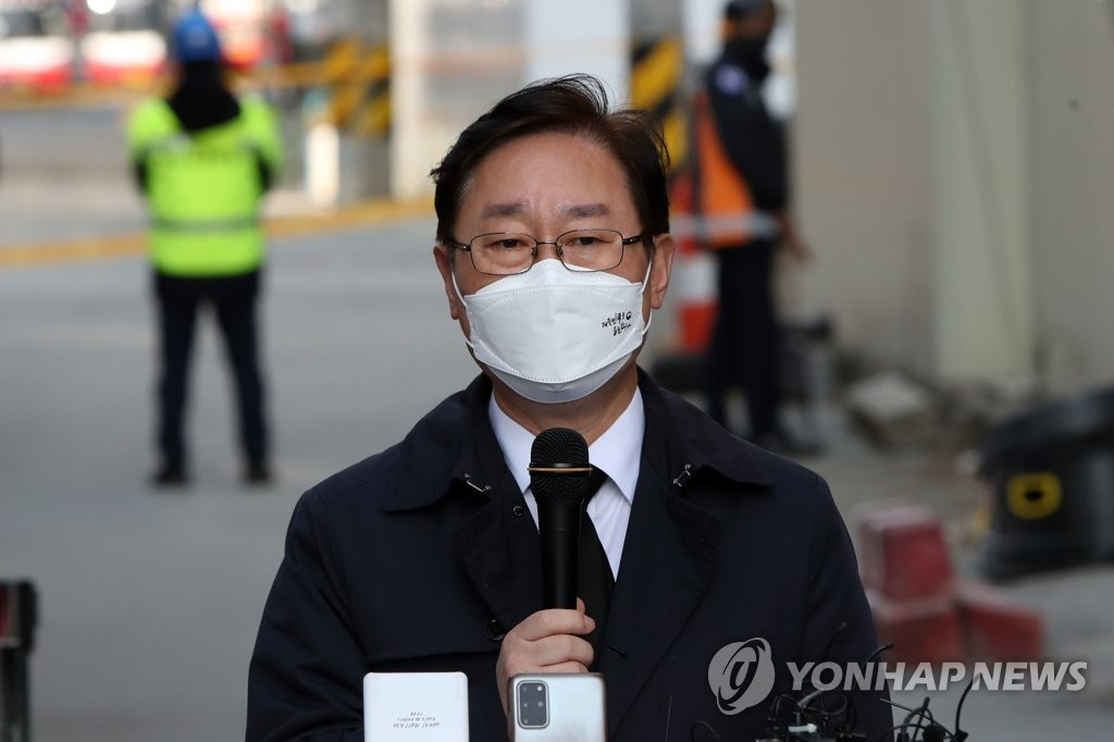 박범계 법무부 장관이 21일 광주 화정아이파크 사고 현장을 찾았다.[연합]