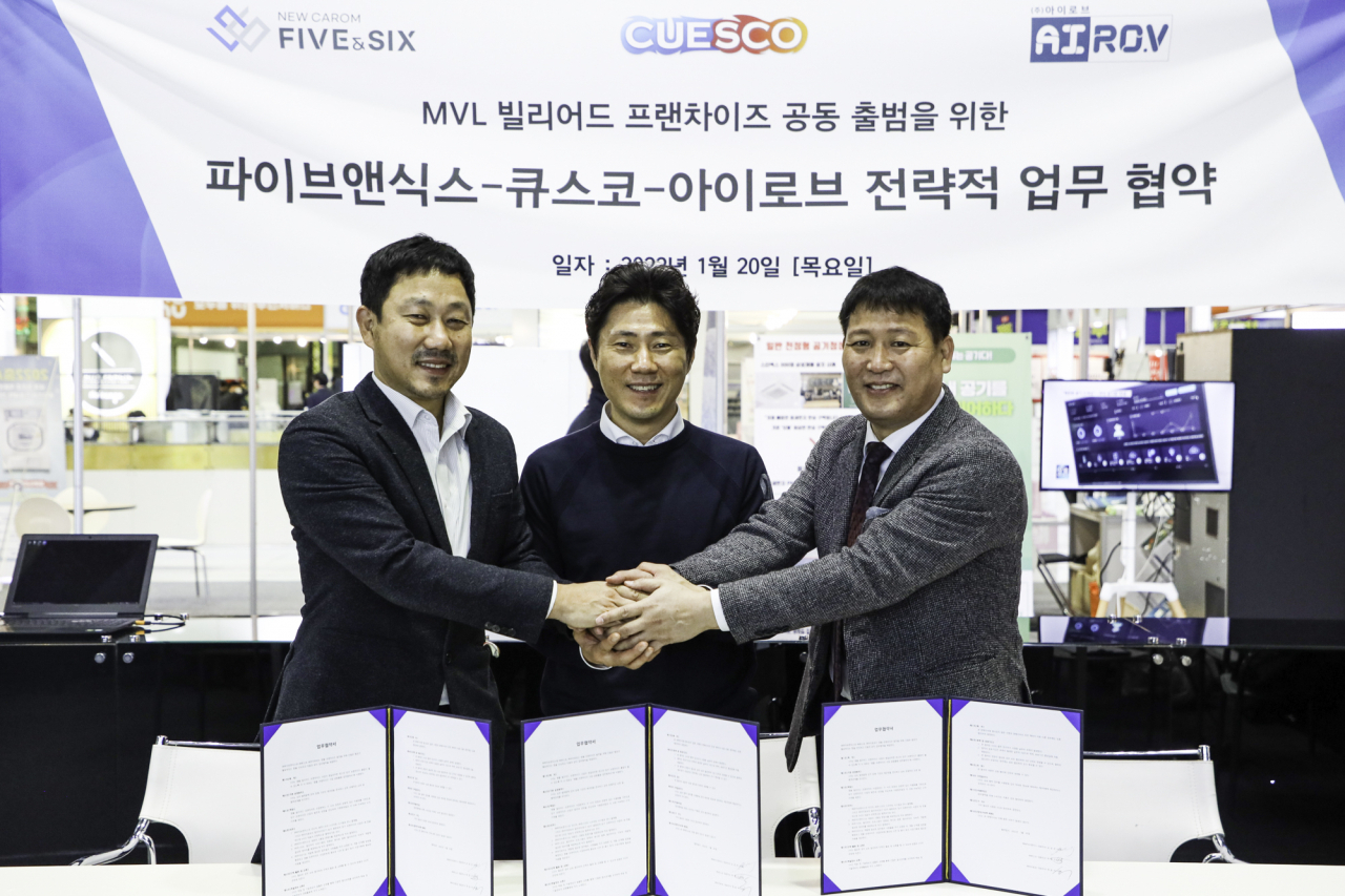 파이브앤식스-큐스코-아이로브 각사 대표(이상 왼쪽부터)가 MOU 협약식에서 손을 맞잡고 활짝 웃고 있다. [파이브앤식스 제공]
