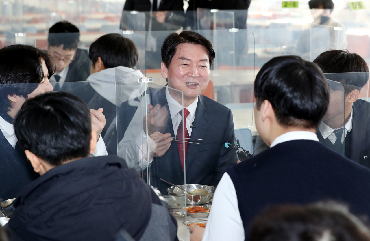 안철수 국민의당 대선후보가 지난달 23일 오후 모교인 부산 동구 부산고를 찾아 급식실에서 후배들과 이야기하고 있다. [연합]