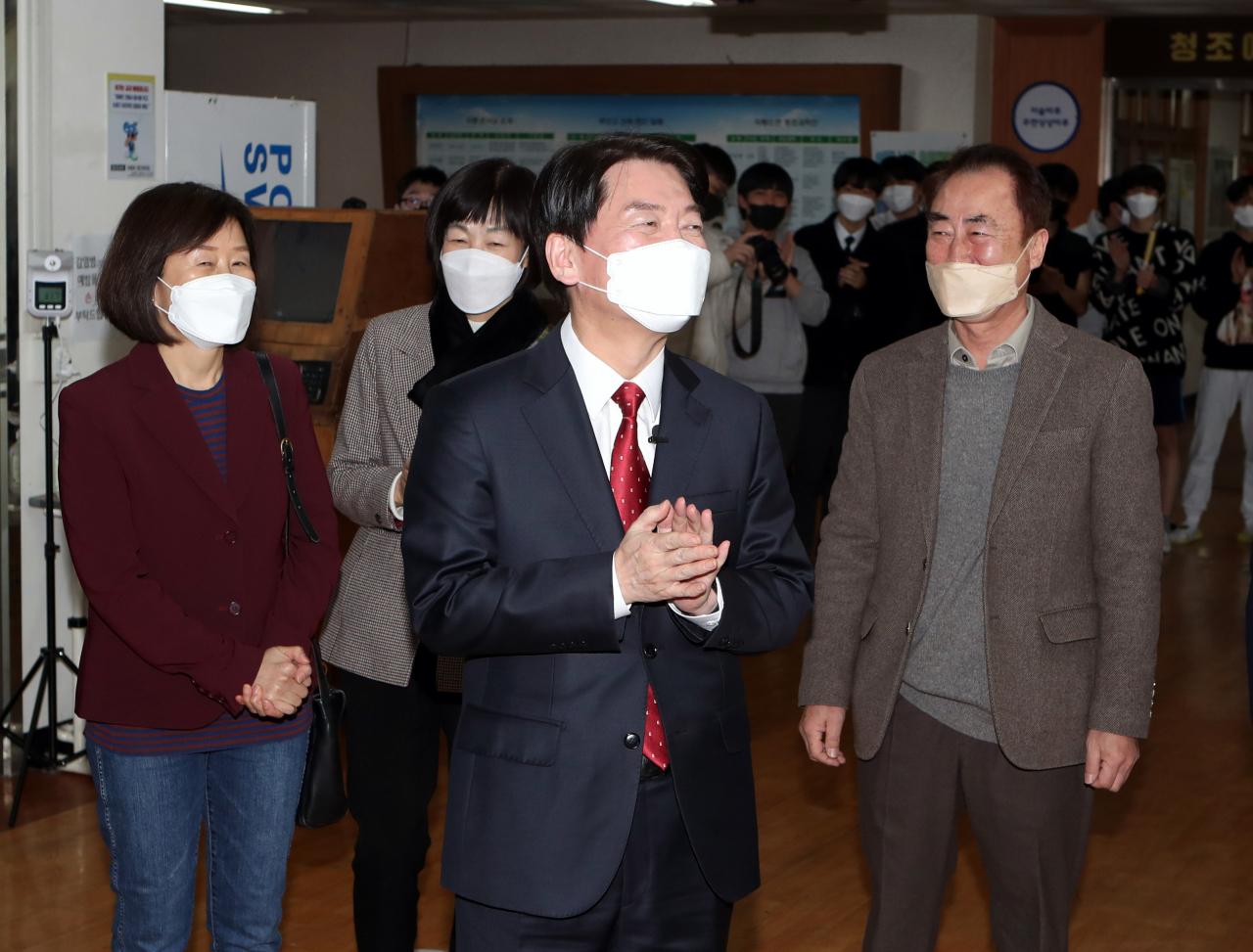 안철수 국민의당 대선후보가 지난달 23일 오후 모교인 부산 동구 부산고를 방문, 후배들의 환대를 받고 있다. [연합]