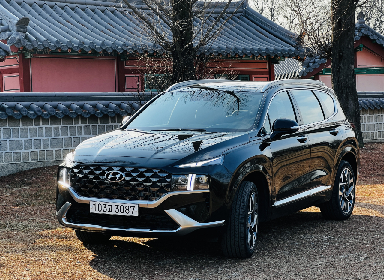 현대자동차의 대표 SUV ‘2022 싼타페’는 6인승 옵션을 추가하고, 선호도가 높은 2.5 터보 엔진을 탑재했다. [정찬수 기자]