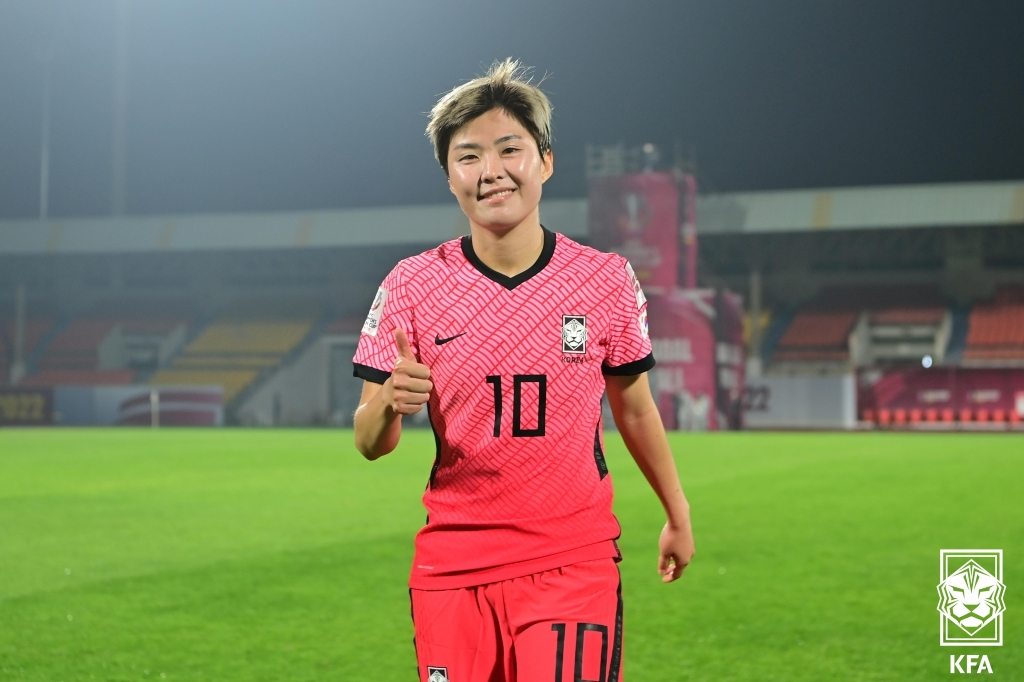 21일 오후(한국시간) 인도 푸네의 시리 시브 차트라파티 종합운동장에서 열린 2022 아시아축구연맹(AFC) 아시안컵 C조 1차전 베트남과의 경기. 이날 멀티골을 성공시킨 지소연이 엄지 손가락을 치켜 올리고 있다. 연합뉴스