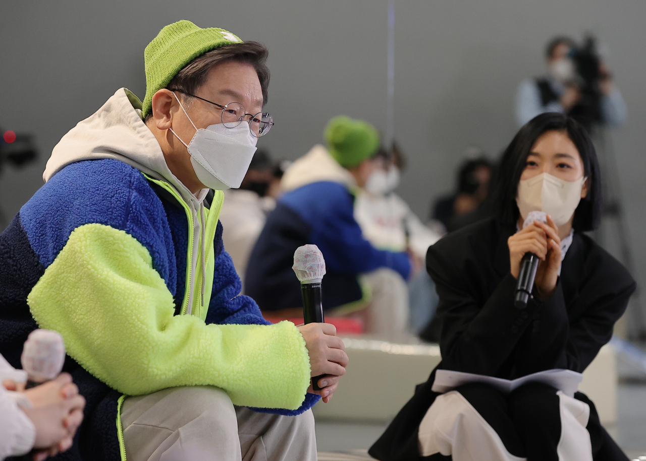 이재명 더불어민주당 대선후보가 지난 20일 서울 성동구 원밀리언 댄스 스튜디오에서 열린 'JM, 우리가 원하던게 이거잖아 - 리아킴, 백구영, 영제이, 시미즈, 하리무, 루트와의 만남'에서 참석자들의 질문을 경청하고 있다. [연합]