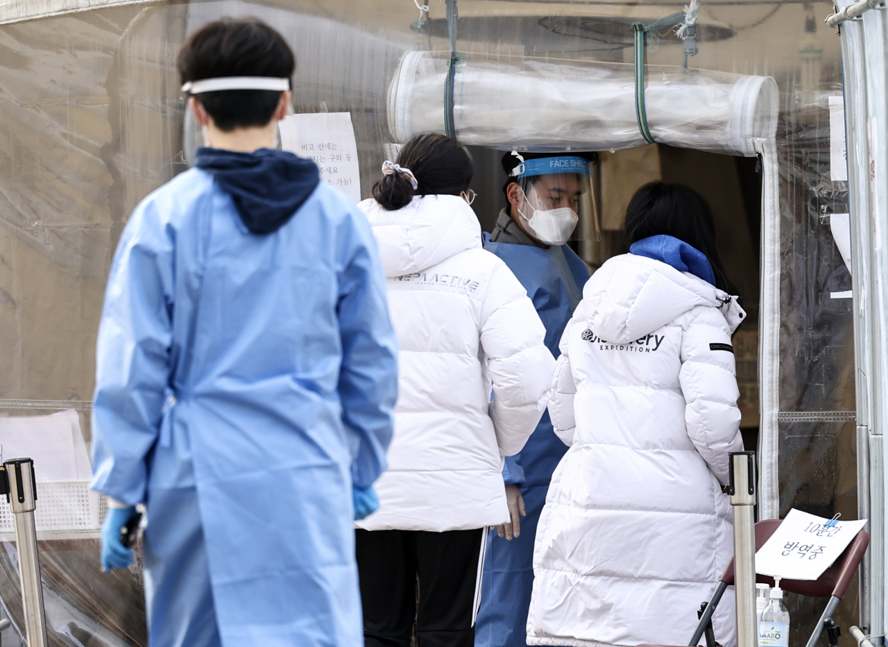 22일 오전 서울 용산역 임시선별진료소에서 시민들이 검사를 받기 위해 이동하고 있다. [연합뉴스]