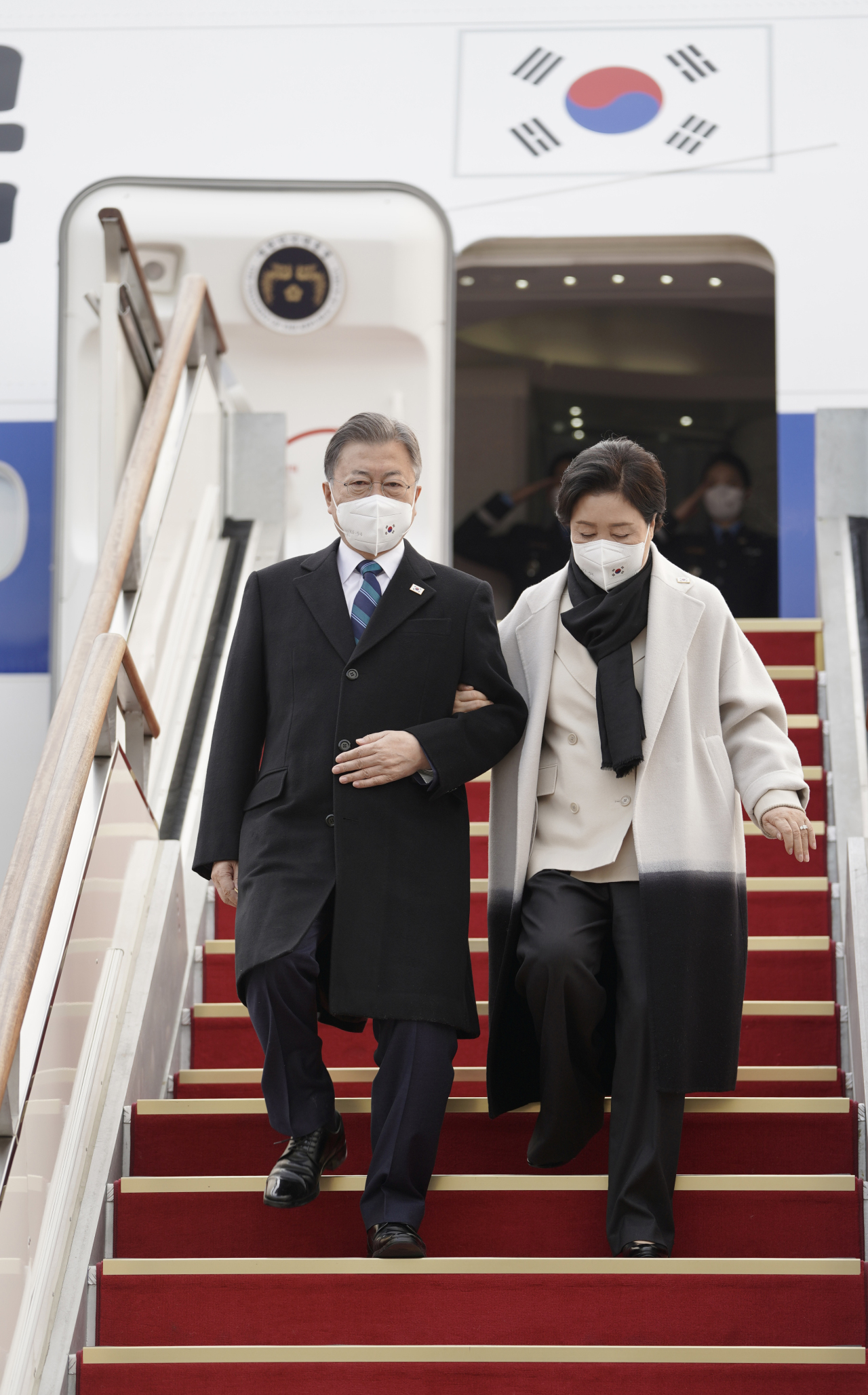 President Moon Jae-in (left) and first lady Kim Jung-sook arrive at Seoul Air Base in Seongnam, Gyeonggi Province on Saturday after a three-nation trip to the Middle East. (Yonhap)