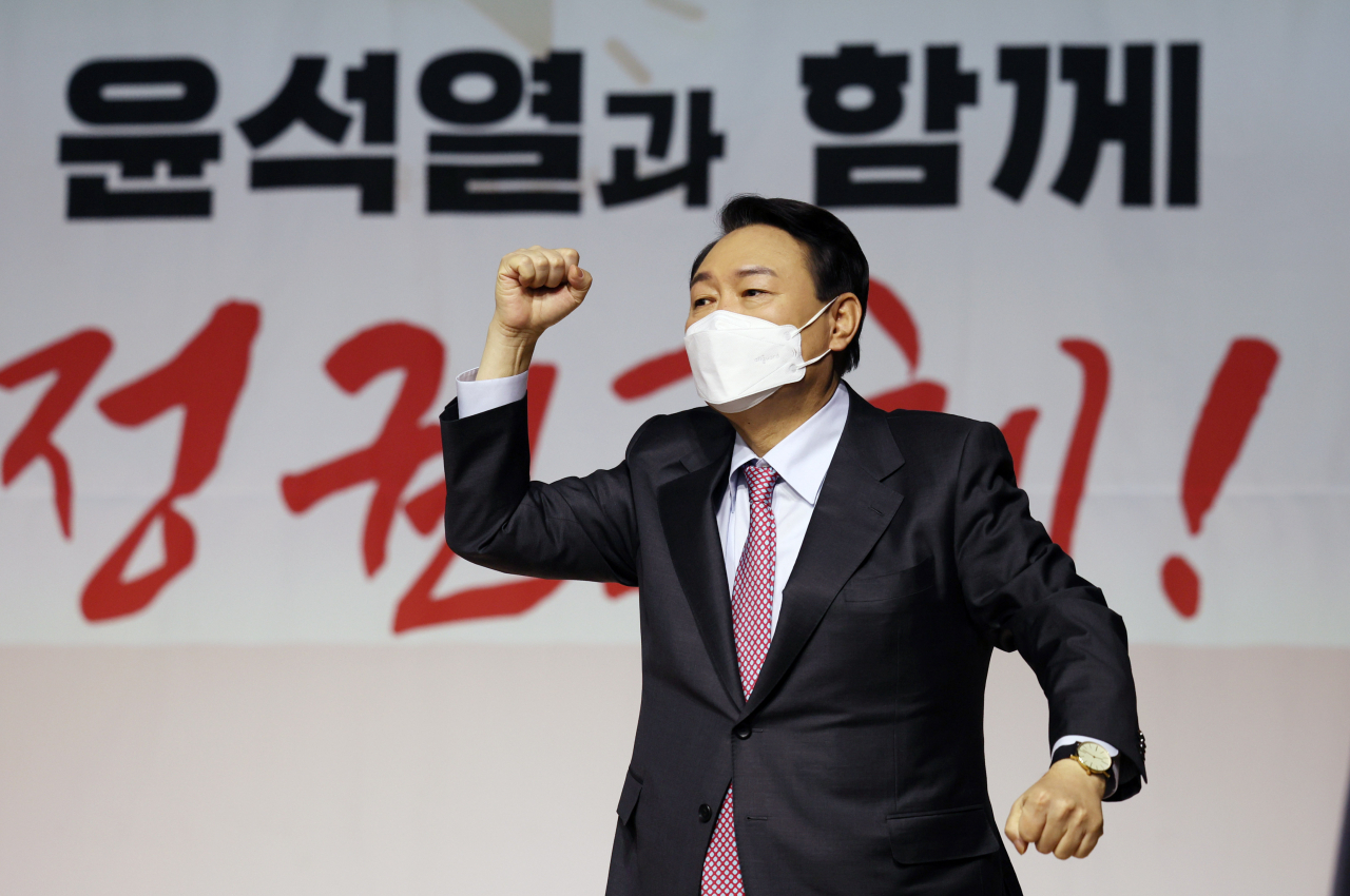 윤석열 국민의힘 대선 후보가 22일 오전 세종 비오케이아트센터에서 열린 세종 선대위 필승결의대회에서 당원들에게 인사하고 있다. [연합]