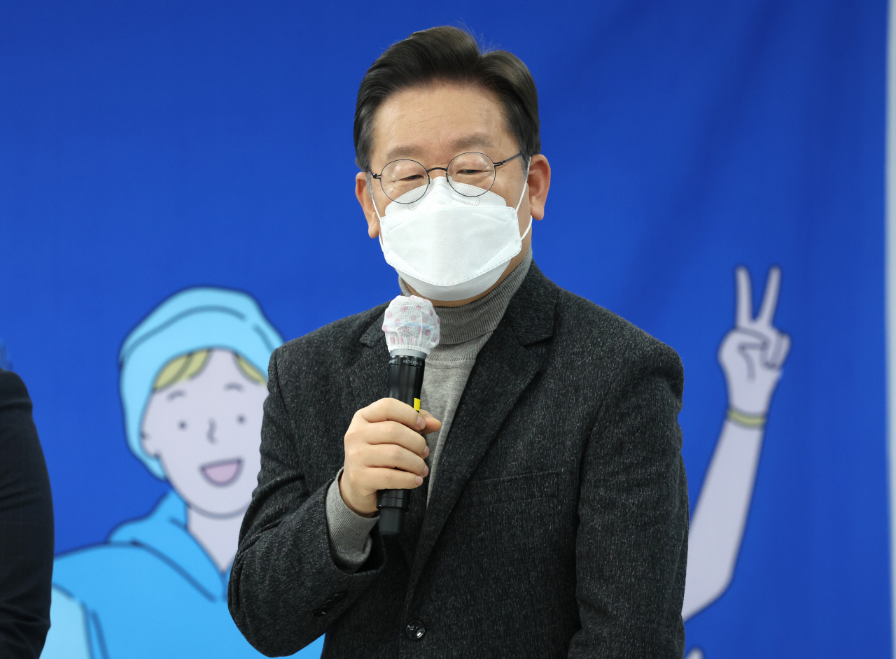 이재명 더불어민주당 대선후보가 22일 서울시 마포구 '블루소다'에서 열린 청년 공약 및 청년 인재영입 발표에서 환영사를 하고 있다. [연합]
