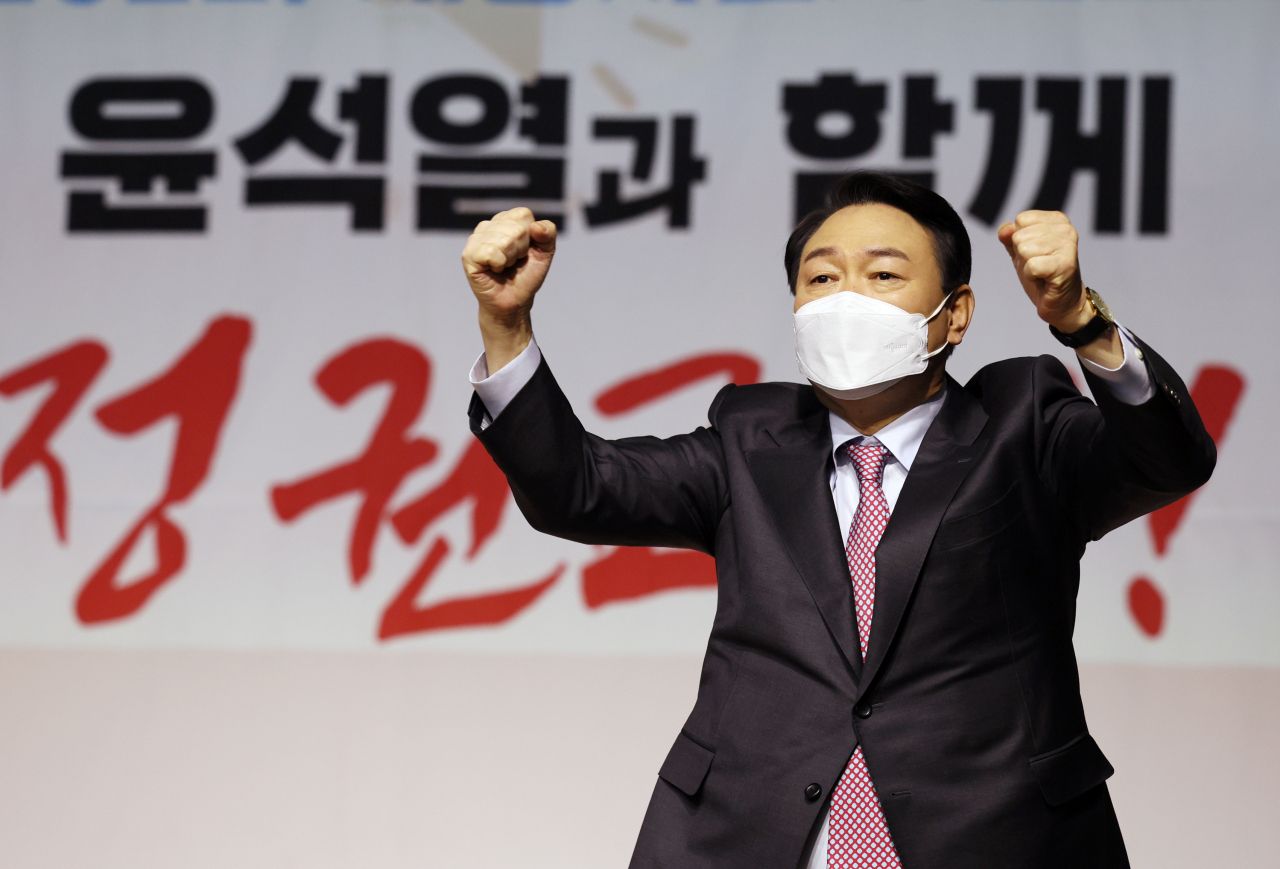 윤석열 국민의힘 대선 후보가 22일 오전 세종 비오케이아트센터에서 열린 세종 선대위 필승결의대회에서 당원들에게 인사하고 있다. [연합]